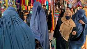 Mujeres vestidas con burka y hiyab en el mercado de Kabul, Afganistán.