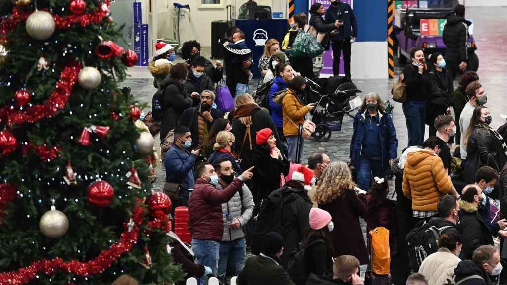 Viajeros ingleses esperan en la estación de Euston, Londres, en la víspera de Navidad.