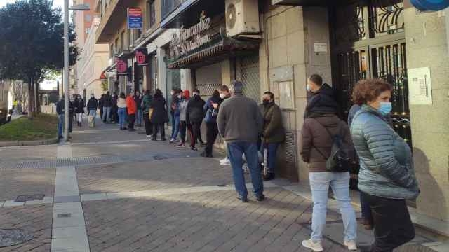 Cientos de personas esperan para el test de antígenos en el punto de detección covid de Salamanca. - EUROPA PRESS