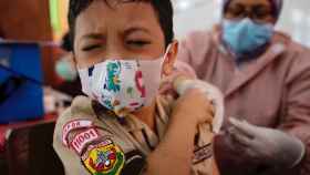 Un 'boy scout' recibe la vacuna en Indonesia. EFE/EPA Adi Weda