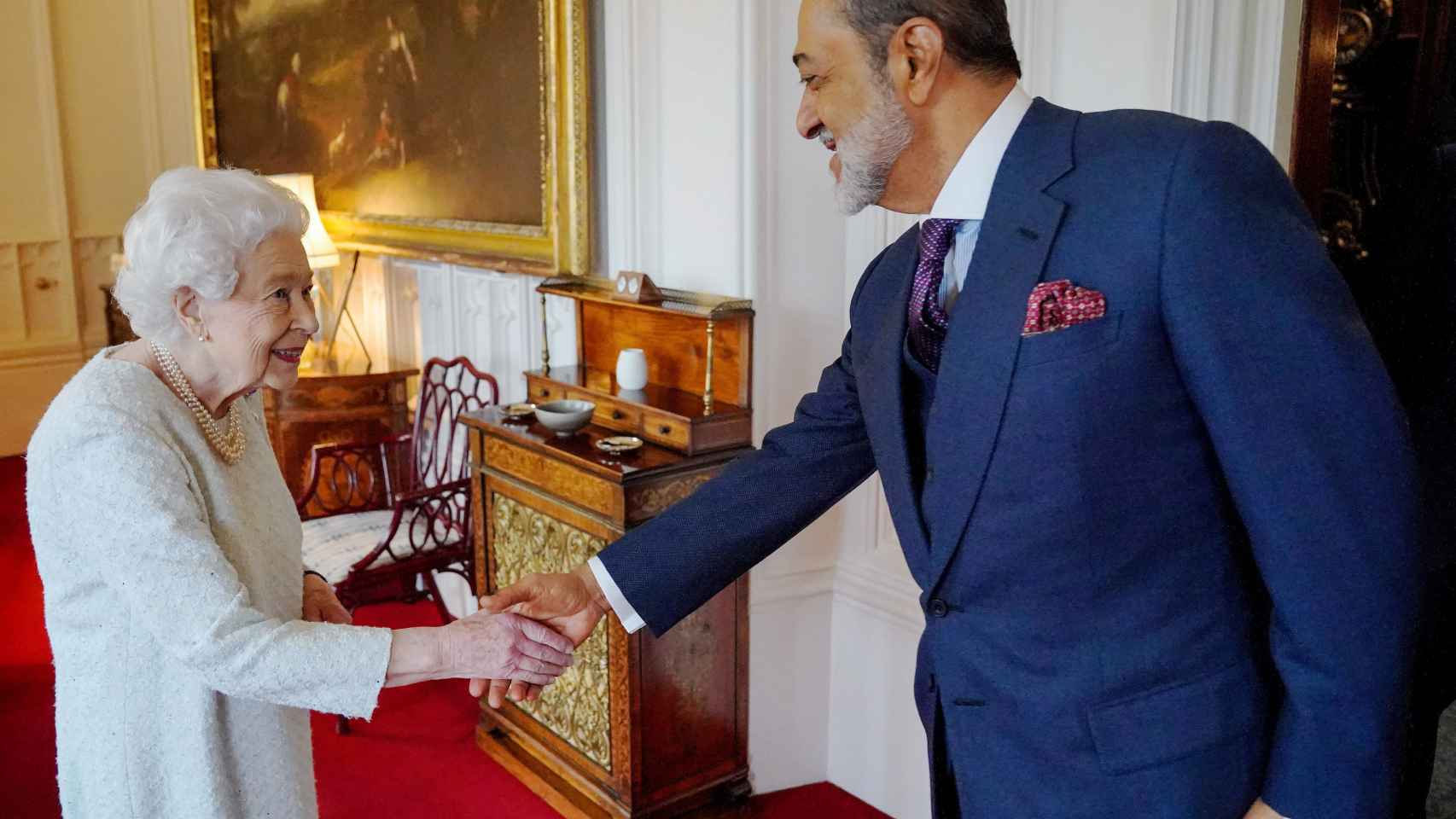 Isabel II, recibiendo en audiencia al Sultán de Omán, el pasado 16 de diciembre.