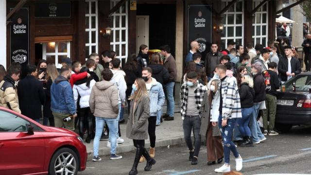 Jóvenes en las migas del día 24 en Toledo, muchos de ellos sin mascarillas y sin respetar la distancia.