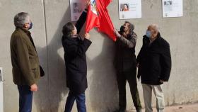 Imagen del pasado 16 de noviembre, cuando se descubrió la placa de Fabián Vicente del Valle, a la que miran sus dos hijos, a la derecha, y el alcalde de Salamanca, Carlos García Carbayo, centro, y el concejal de Deportes, Javier García Rubio (i).