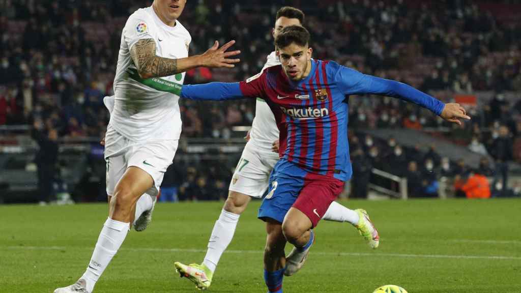 Abde controlando un balón en el Barça - Elche