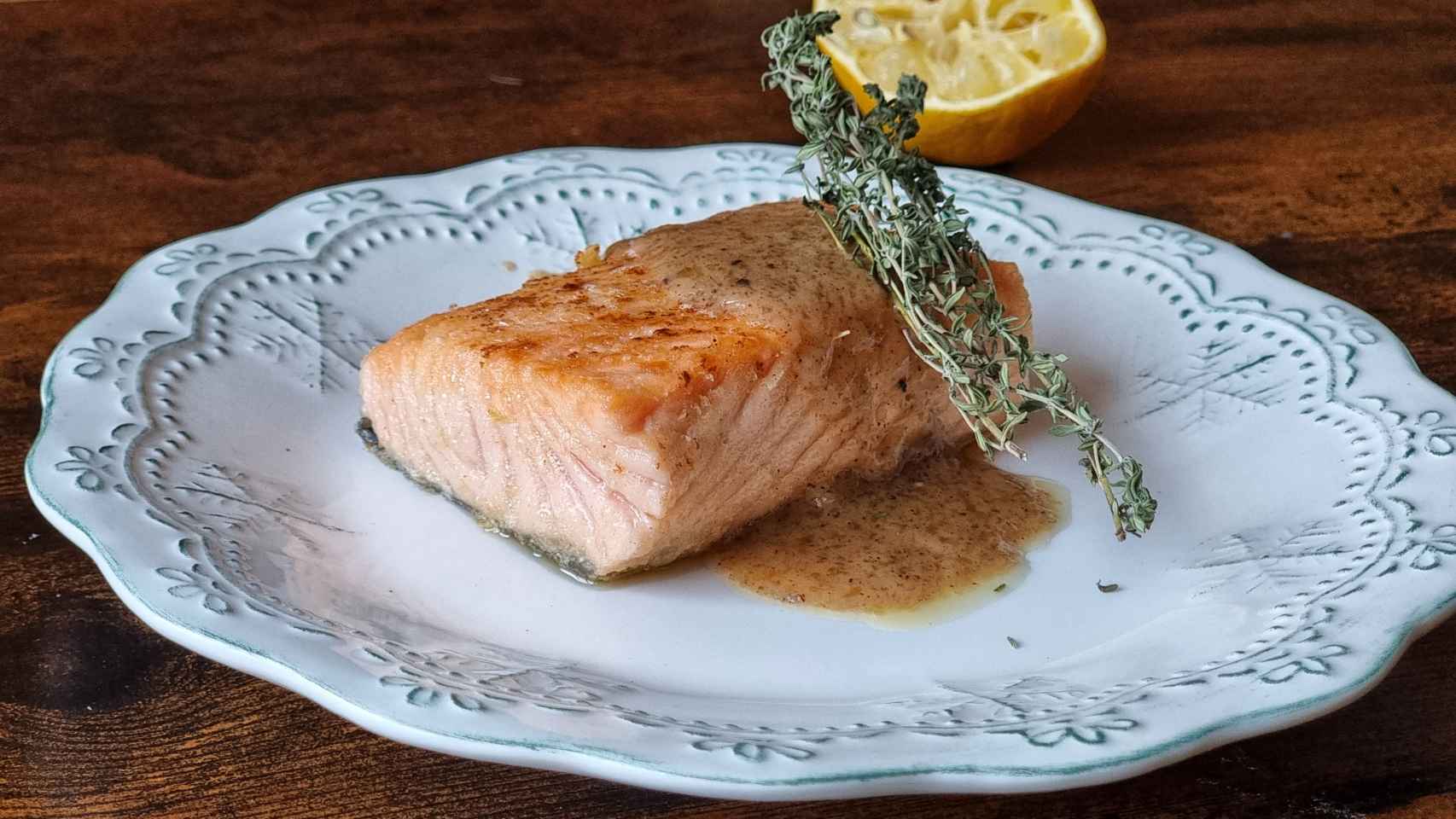 Salmón a la meuniere tostada, una receta de pescado fácil para Navidad