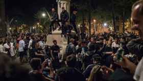 La gente sale a la calle en Barcelona para celebrar el primer día sin confinamiento, en mayo de 2021.