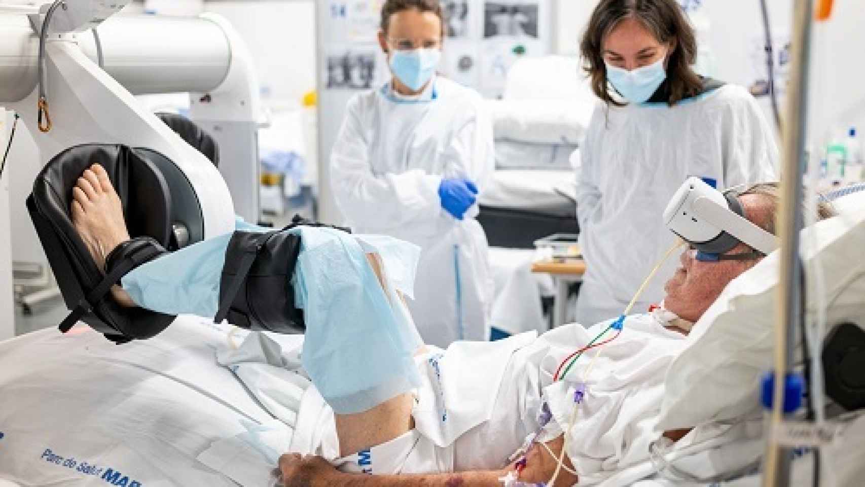 Paciente haciendo rehabilitación con realidad virtual en la UCI del Hospital del Mar.