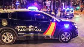 Un coche de la Policía Nacional en un control de ocio en la ciudad de Alicante.