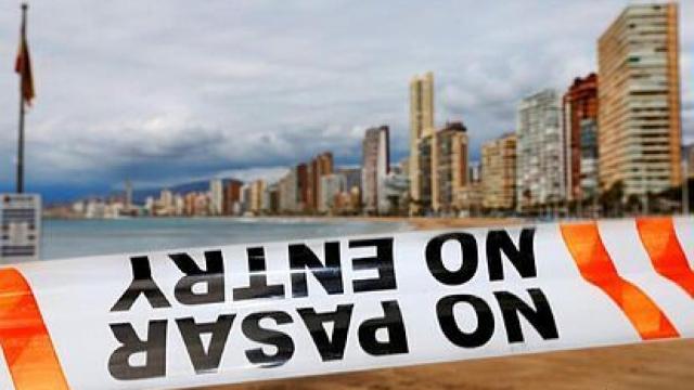 Playa de Benidorm cerrada durante las primeras fases de la pandemia, en imagen de archivo..