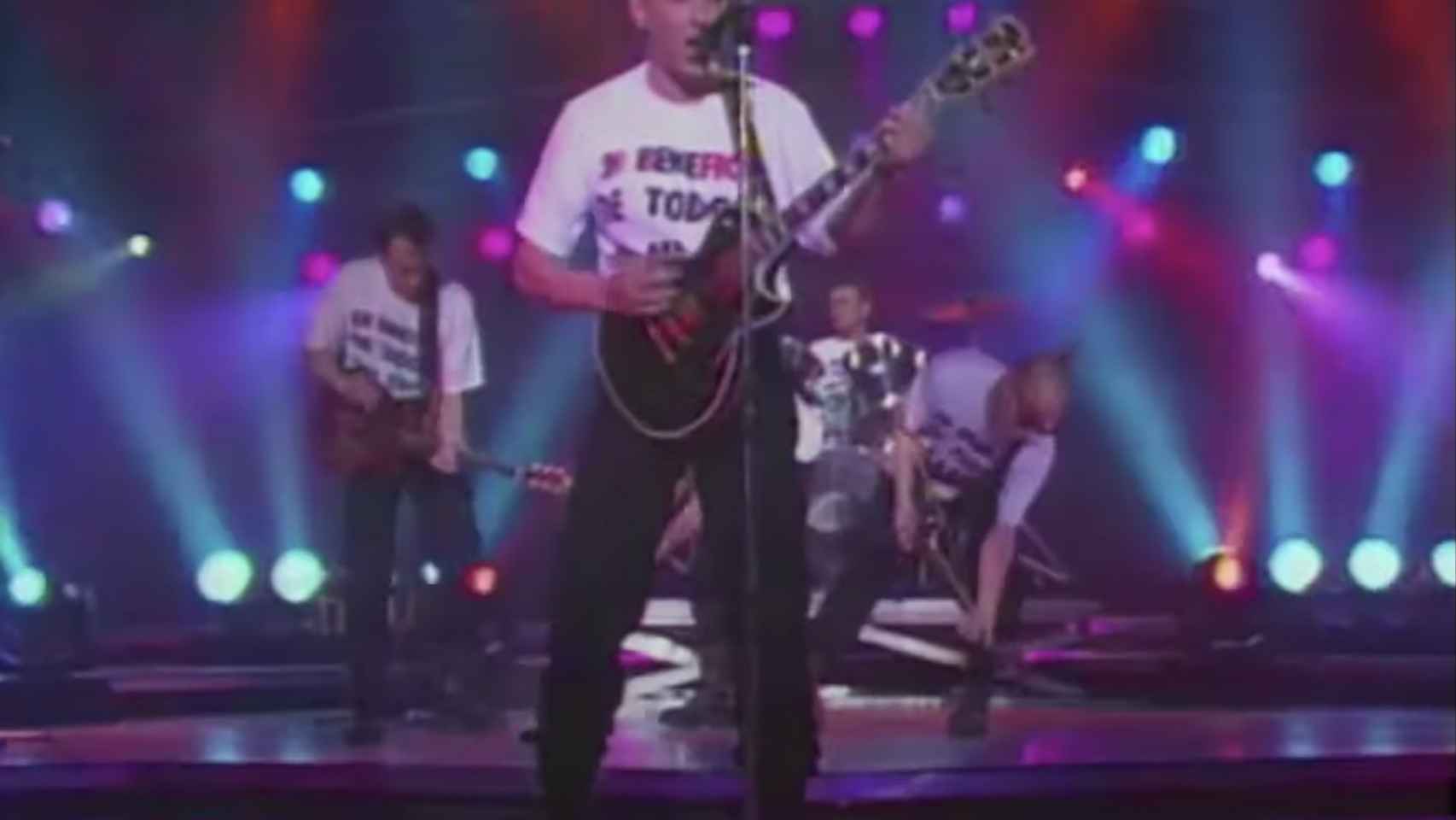 Los integrantes de Siniestro Total interpretando 'Camino de la cama' en el programa RockoPop en 1990.
