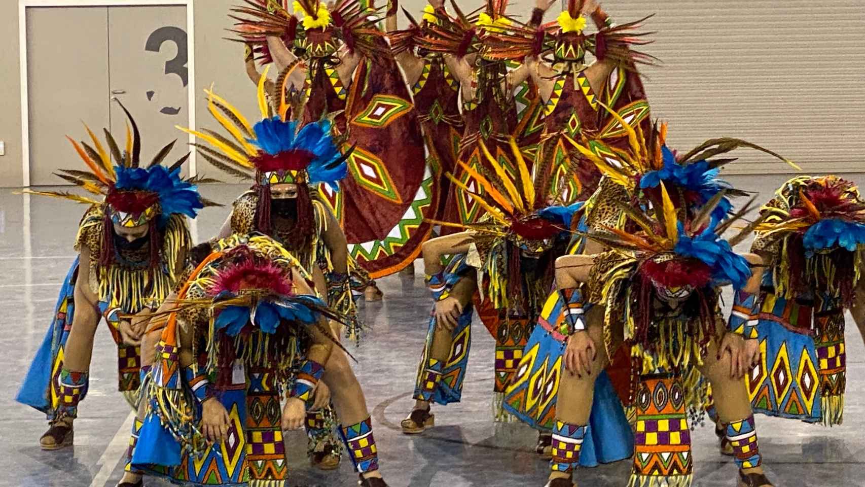 El Desfile de Comparsas del Carnaval de Alcázar de San Juan mantiene su colorido... aunque a cubierto