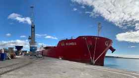 Imagen del barco que transporta las 70.000 toneladas de maíz llegadas al puerto de Málaga.