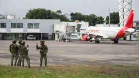Soldados colombianos hacen guardia tras varios ataques terroristas en el aeropuerto Camilo Daza, en Cúcuta (Colombia).