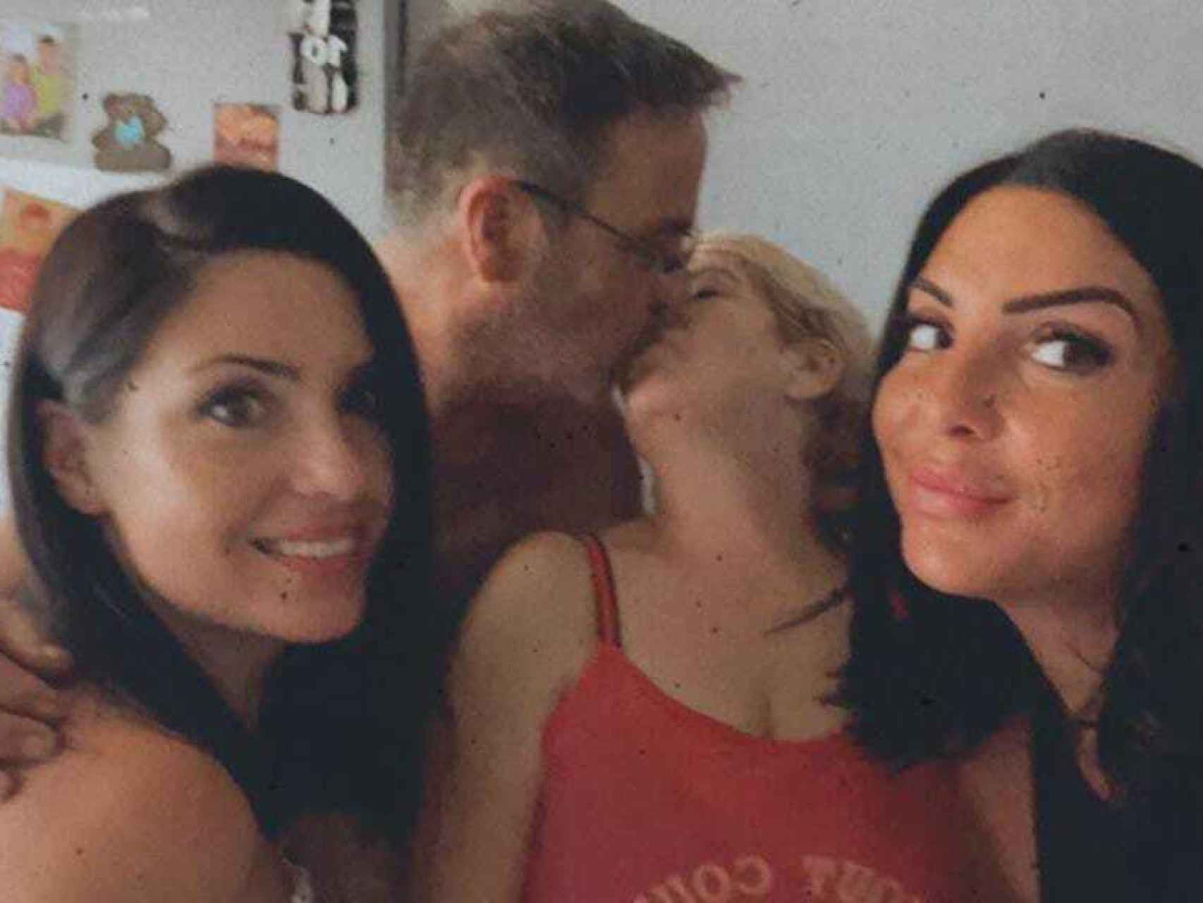 Damián y su esposa, Felisa, besándose, junto a sus bellísimas hijas Nora y Sara.