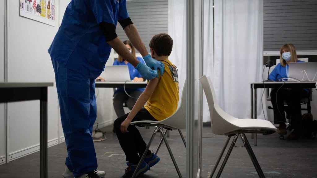 Un niño recibe la vacuna contra el Covid-19 en España. Efe