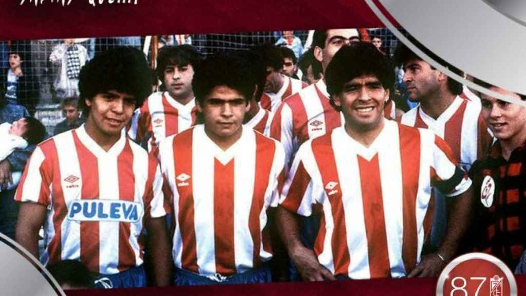 Los hermanos Maradona (Lalo, Hugo y Diego) con la camiseta del Granada