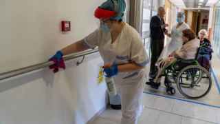 Limpiadoras y camareros de las subcontratas cobrarán hasta 7.000 euros más tras la reforma laboral