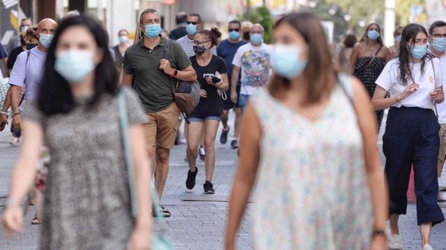 La reducción de la cuarentena iría acompañada de un uso estricto de la mascarilla.