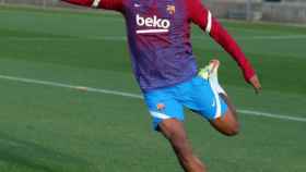 Alejandro Balde durante un entrenamiento con el Barça