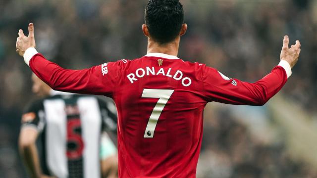 Cristiano Ronaldo se queja de una acción en un partido contra el Newcastle