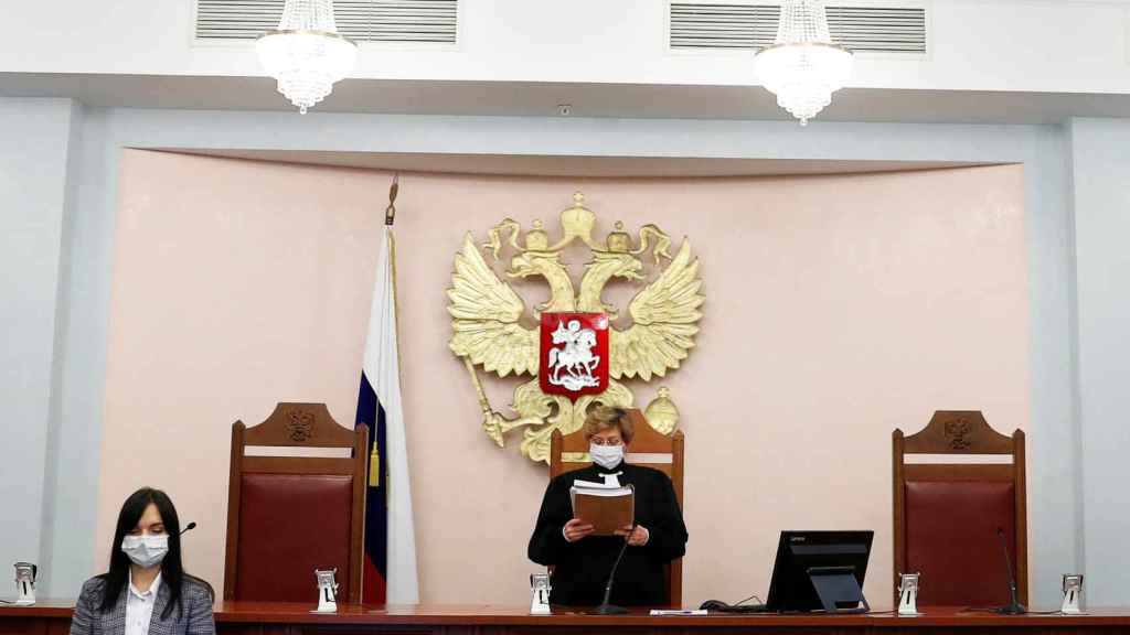 Un juez del Tribunal Supremo ruso pronuncia el veredicto durante la audiencia para estudiar el cierre del grupo de derechos humanos International Memorial en Moscú.