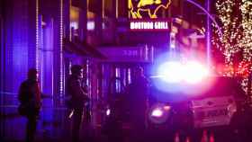 La policía fuera del centro comercial Belmar donde el sospechoso ha matado a varias personas.