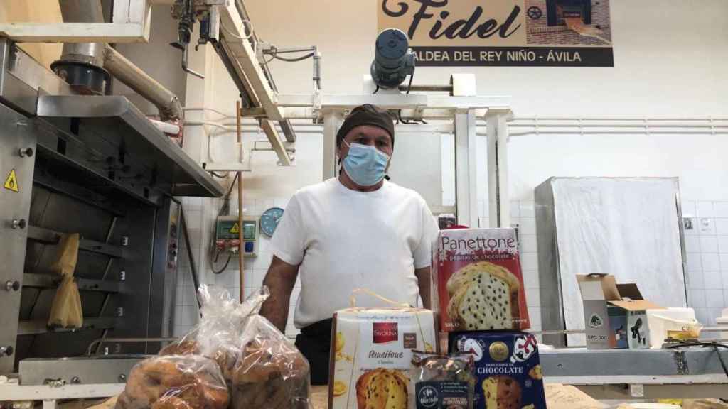 El pastelero Fidel Flores García, en su obrador, junto a los 'panettones' de supermercado probados.