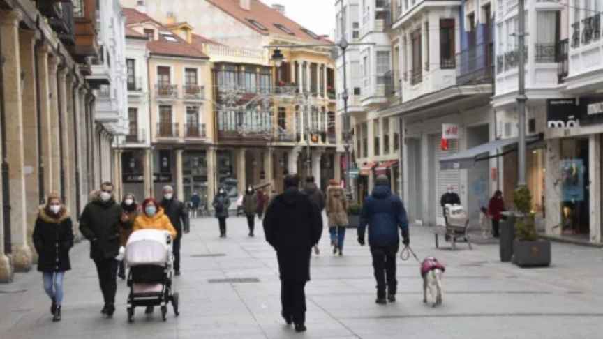 Varias personas pasean por las calles de Palencia
