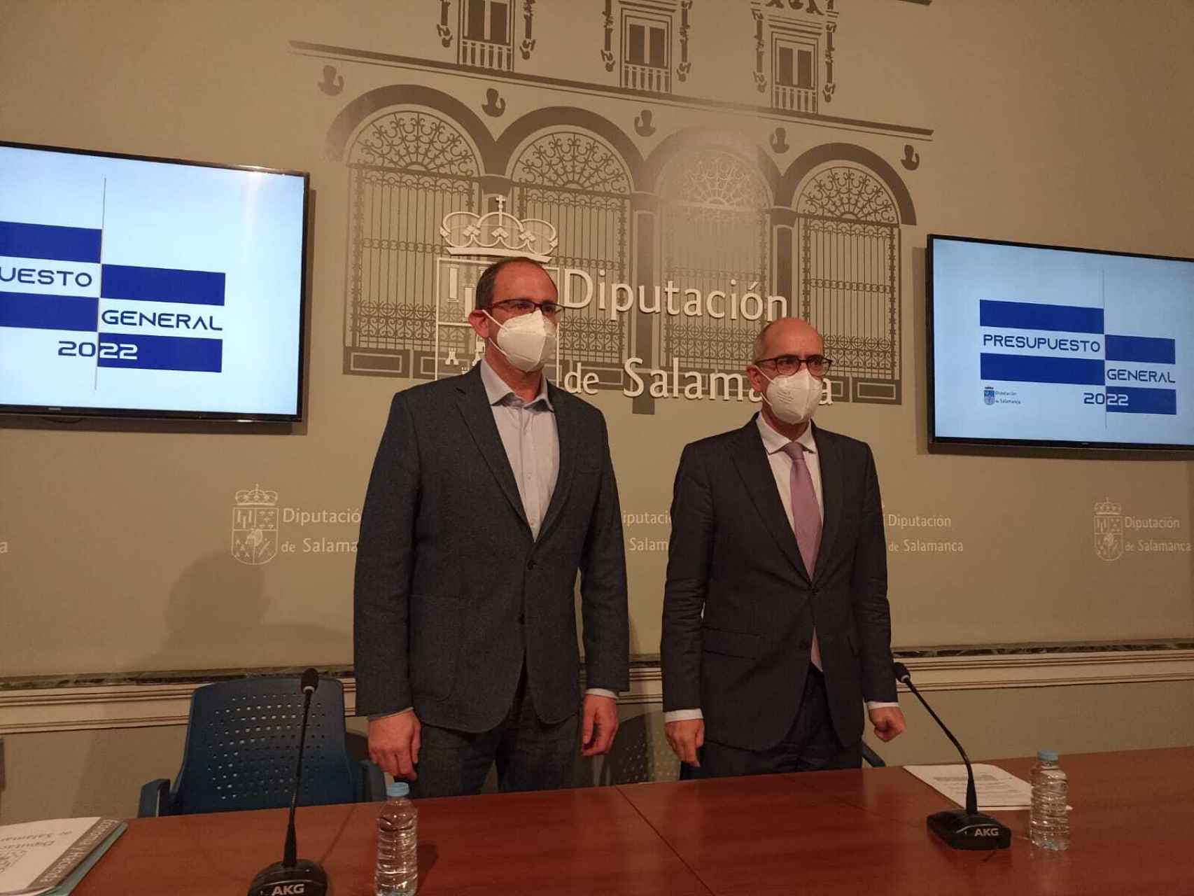 El diputado de Economía y Hacienda, Antonio Luis Sánchez, y el presidente de la Diputación, Javier Iglesias