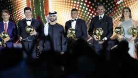 De izquierda a derecha: Roberto Mancini, Robert Lewandowski, Bin Rashid Al Maktoum, Kylian Mbappé, Leonardo Bonucci y Alexia Putellas en los Globe Soccer Awards