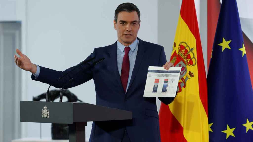 Pedro Sánchez muestra un gráfico sdel informe 'Cumpliendo', en su balance de 2021, en Moncloa.