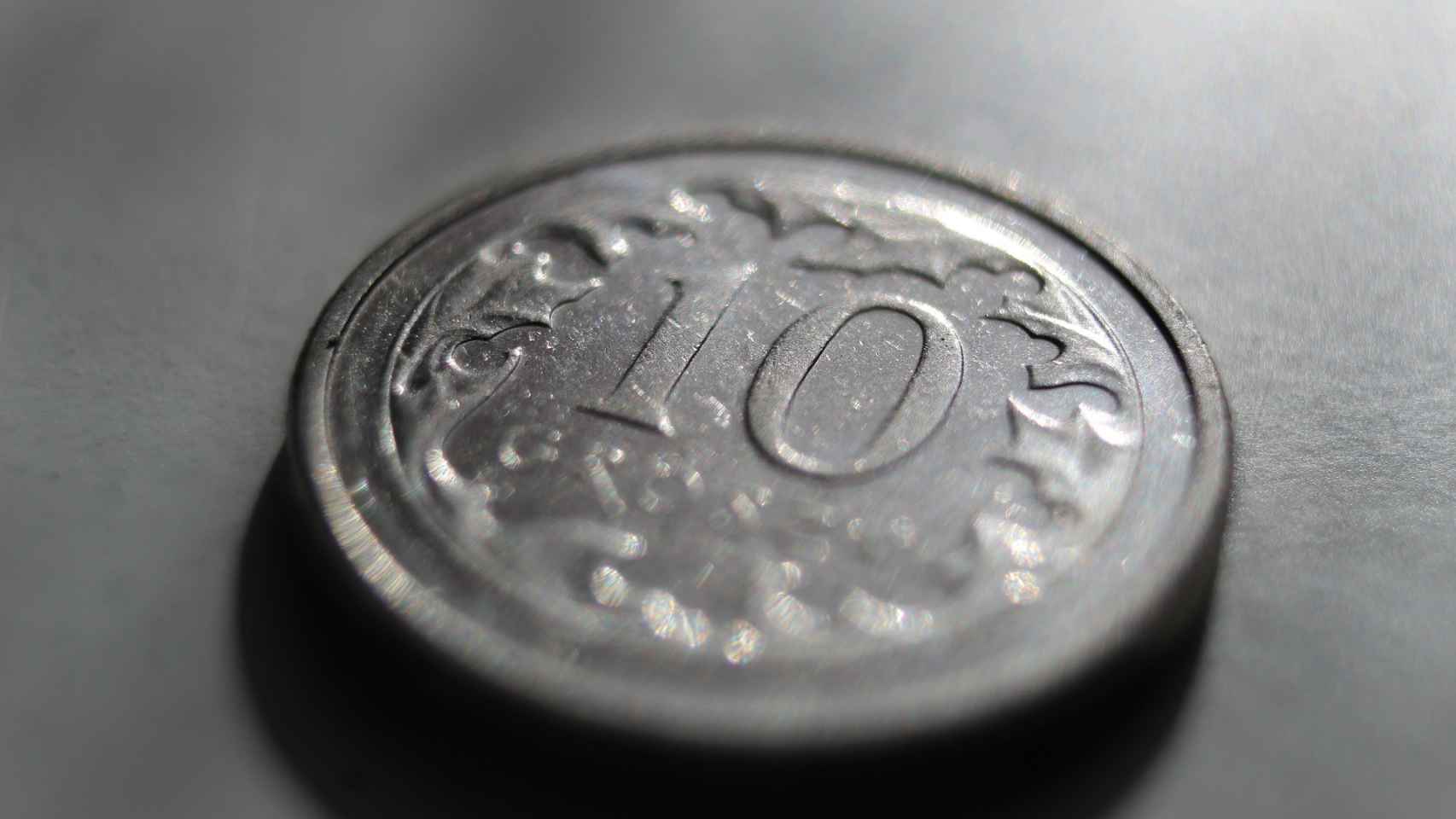 Una moneda de 10 groszy polacos.