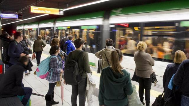 Un grupo de viajeros del Metro de Málaga, a la espera del paso de uno de los trenes.