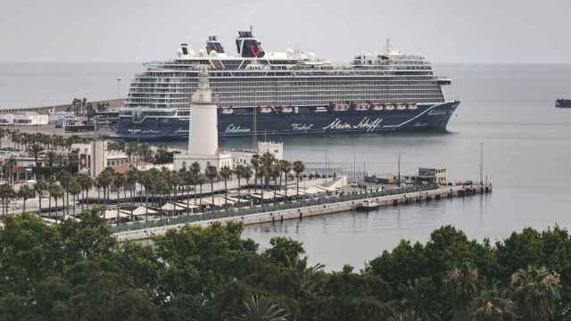 Imagen del crucero Mein Shiff atracado en el puerto de Málaga.