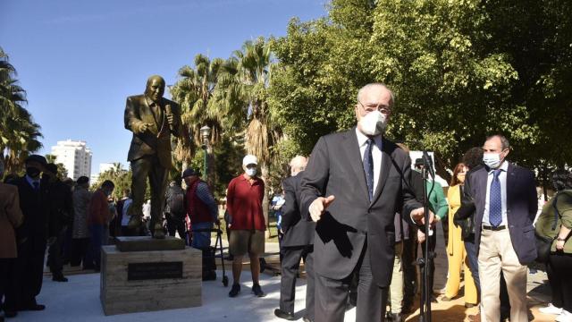 Chiquito de la Calzada ya tiene su estatua en el parque al que le da nombre, frente a la Torre Mónica.