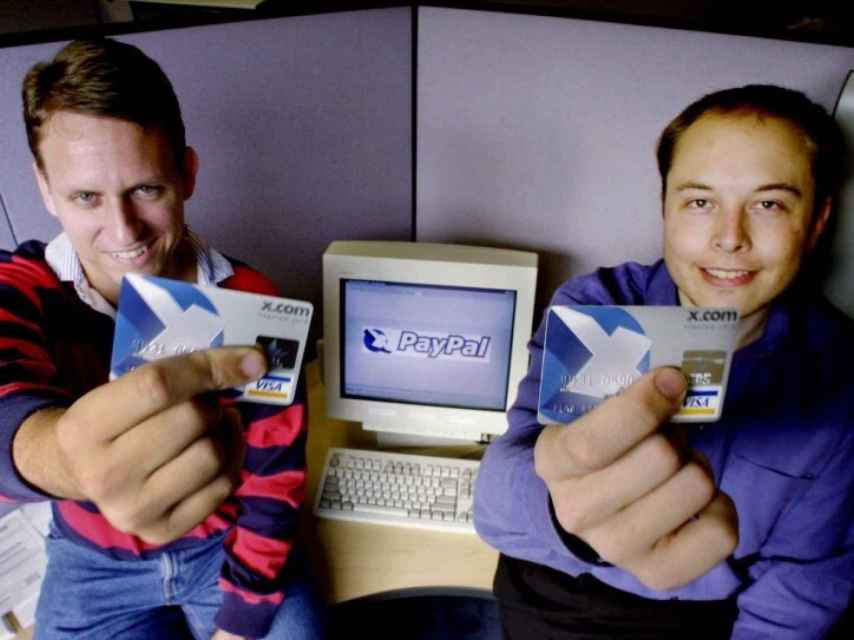 Thiel y Elon Musk presentando una muy joven aún PayPal.