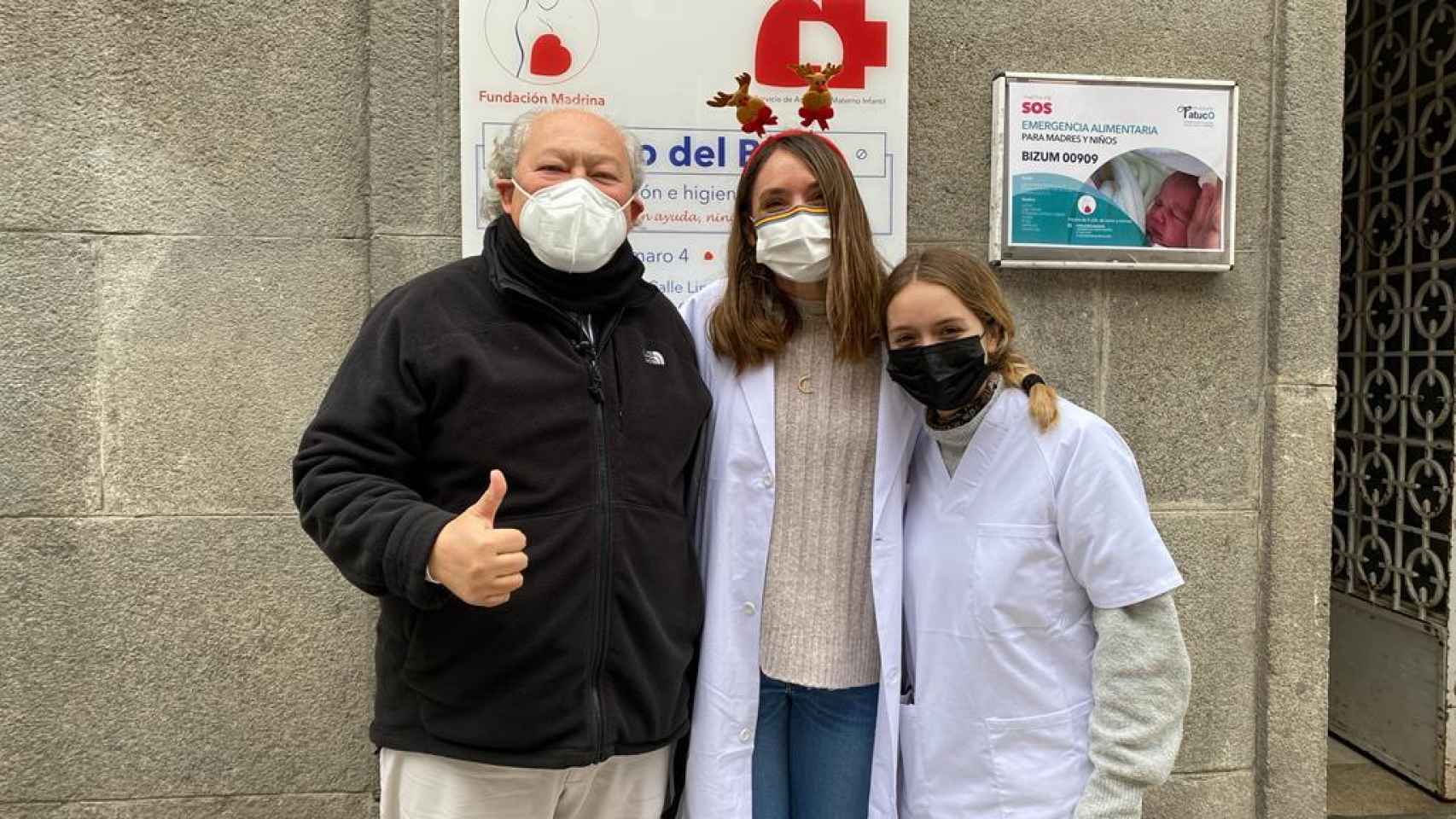 Conrado Giménez junto a los voluntarios en plena pandemia.
