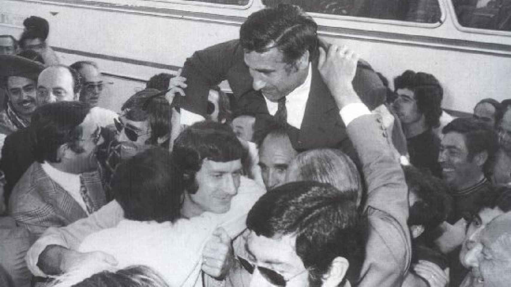 Recibimiento al Hércules y a su entrenador Arsenio Iglesias, tras lograr el ascenso a Primera en Pamplona en 1974.