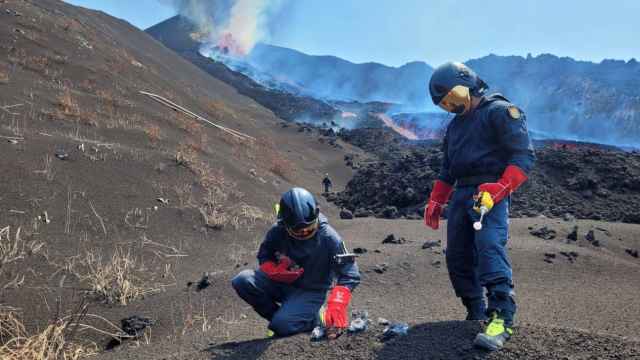 Investigadores del IGME-CSIC toman muestras de escoria, lava y temperatura.