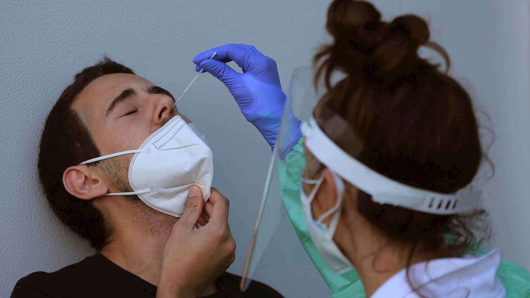 Una enfermera realiza un test de coronavirus.