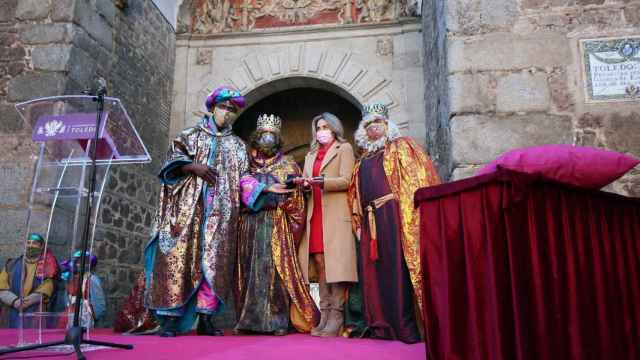 Los Reyes Magos junto a Milagros Tolón, alcaldesa de Toledo, el 5 de enero de 2021.
