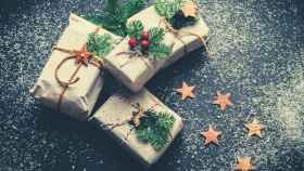 Cuatro regalos de Navidad preparados para su entrega.