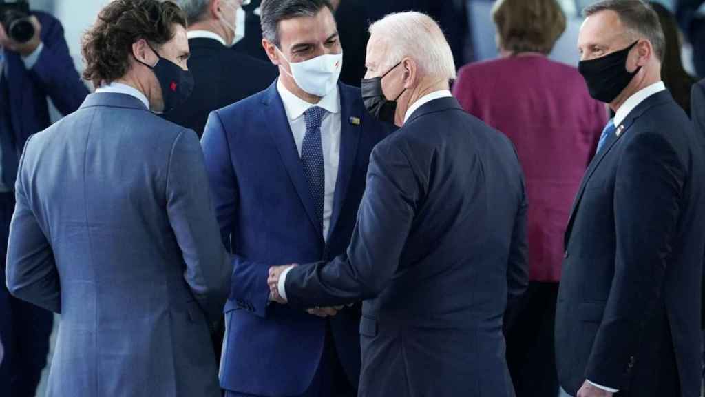Pedro Sánchez junto a Joe Biden y Justin Trudeau, durante la cumbre de la OTAN, en Bruselas 2021.