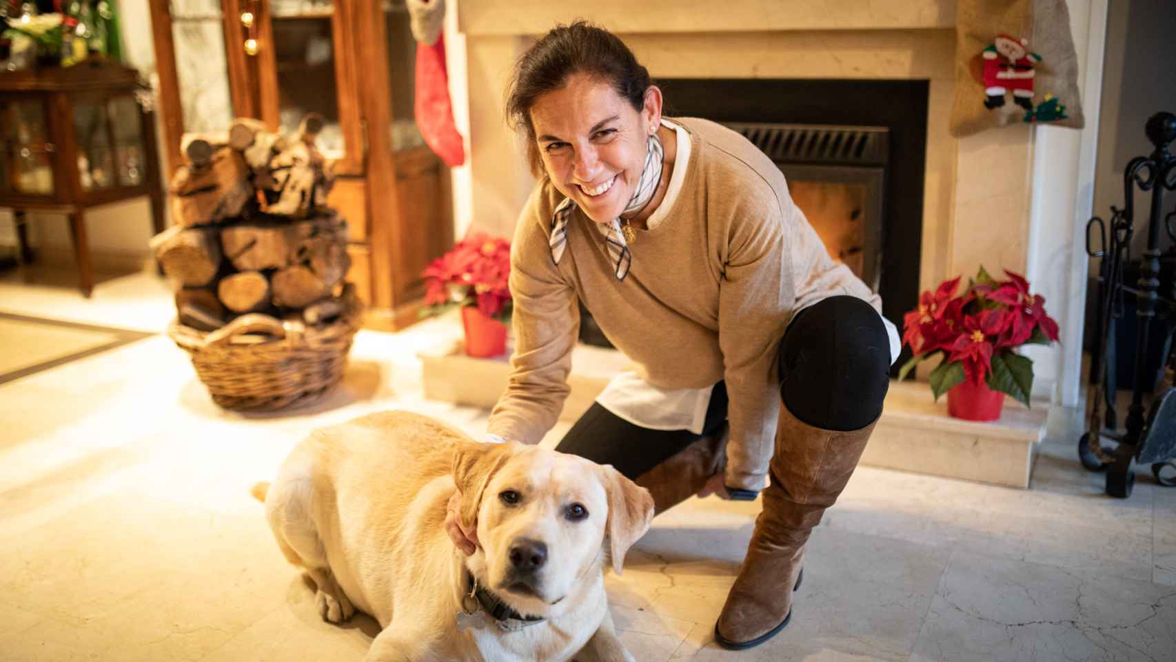 Marta con su perro en su casa de Madrid.