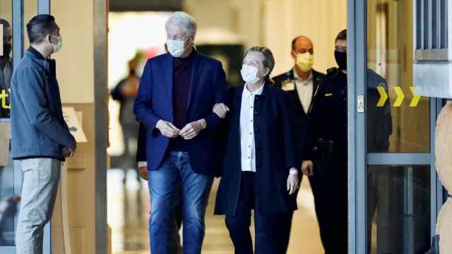 Bill Clinton, saliendo del hospital donde fue tratado por una sepsis en octubre de 2021.