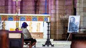La hija de Desmond Tutu, sentada en la iglesia.
