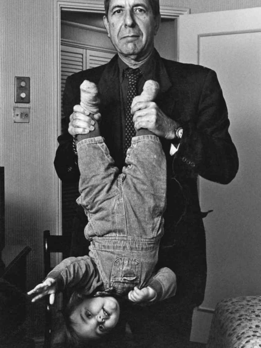 Leonard Cohen, aburrido, inventa juegos.