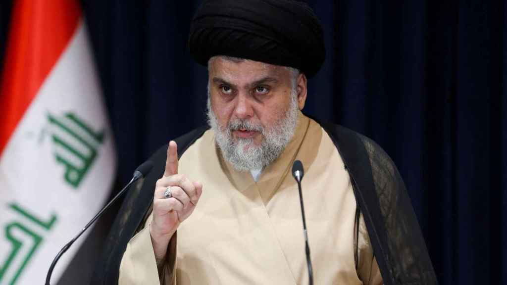 El clérigo chií iraquí Muqtada al-Sadr tras los resultados preliminares de las parlamentarias iraquíes.