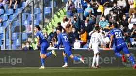Los jugadores del Getafe celebran el gol de Enes Ünal al Real Madrid