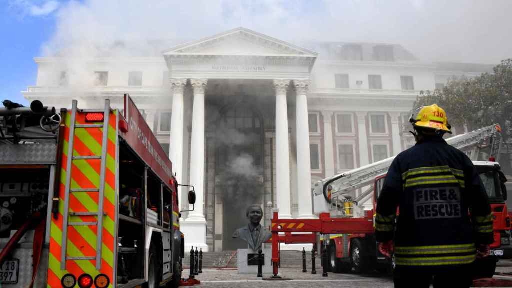 Un bombero observa el incendio del Parlamento de Sudáfrica